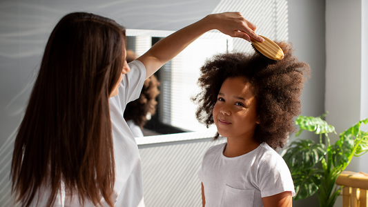 Comment prendre soin des cheveux de vos enfants : guide complet pour des cheveux sains et brillants ?